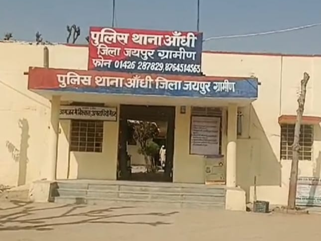 पुलिस कांस्टेबल ने की थाने में आत्महत्या, लगाया फंदा