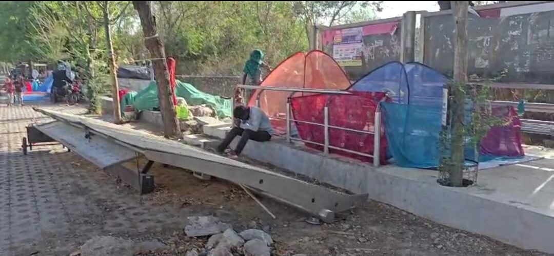 गोवर्धन विलास के सिटी बस स्टॉप्स बदहाली के शिकार, घुमंतू लोगों का कब्जा