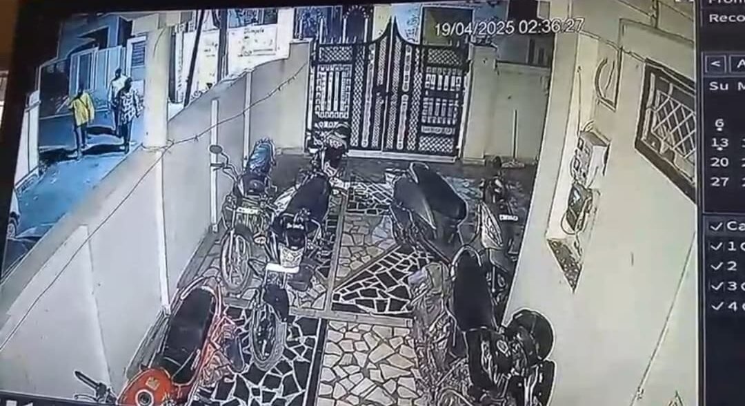 प्रतापनगर थाना क्षेत्र में बाइक चोरी की वारदात, तीन नकाबपोश बदमाश CCTV में कैद