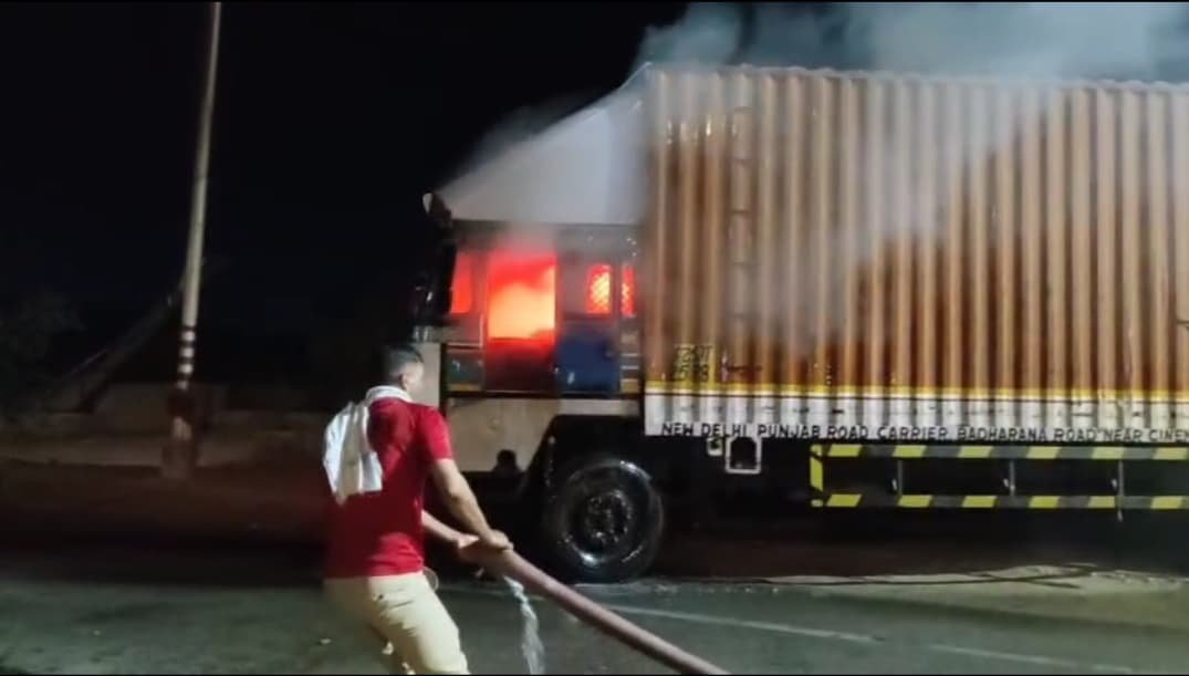 कोयले से भरे कंटेनर ट्रक में लगी भीषण आग, मची अफरा-तफरी
