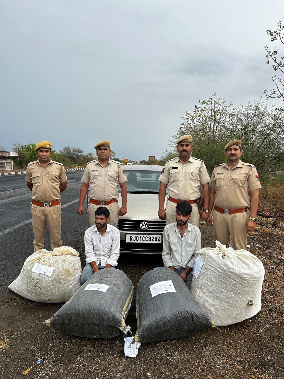 90 किलो 660 ग्राम अवैध अफीम डोडा के साथ दो आरोपी गिरफ्तार, व वोक्सवेगन कार जब्त