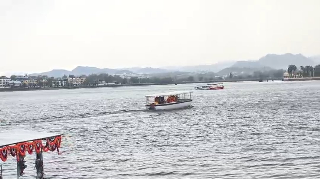 फतहसागर झील में पर्यटकों से भरी नाव पलटी , रेस्क्यू जारी !