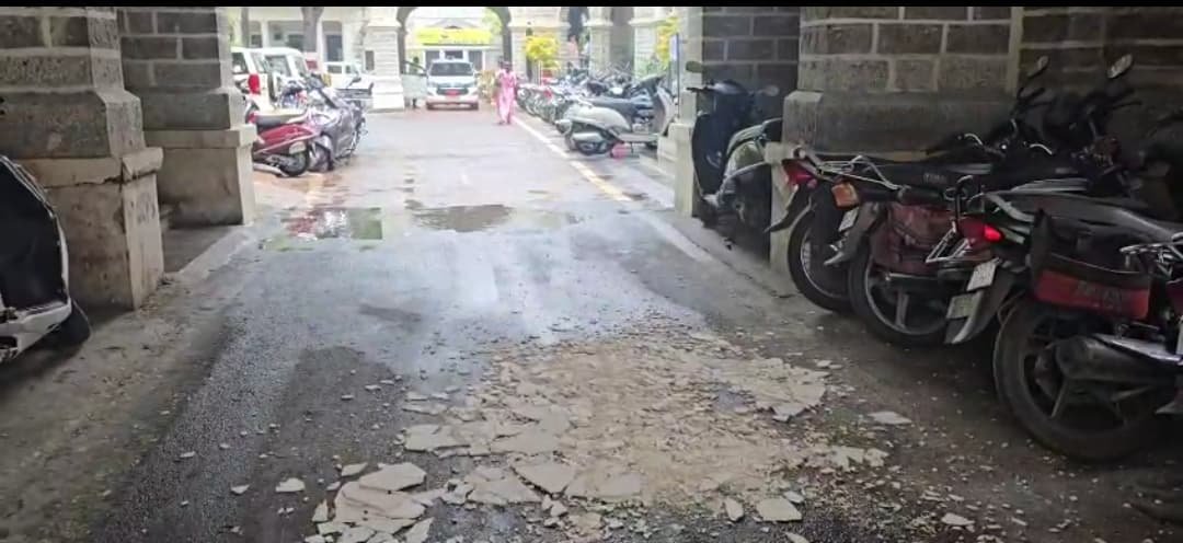उदयपुर में बारिश बनी मुसीबत: जिला कलेक्ट्री भवन का प्लास्टर गिरा, बड़ा हादसा टला