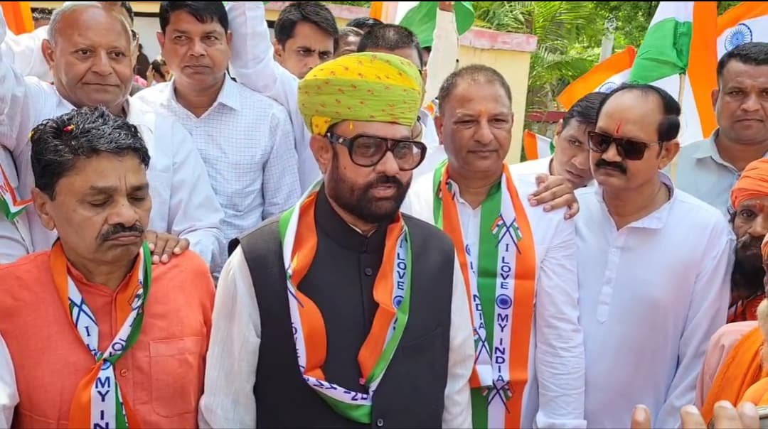 बांसवाड़ा में 100 मीटर का तिरंगा लेकर चले लोग, तिरंगा यात्रा में देशभक्ति के गीतों से जोश !