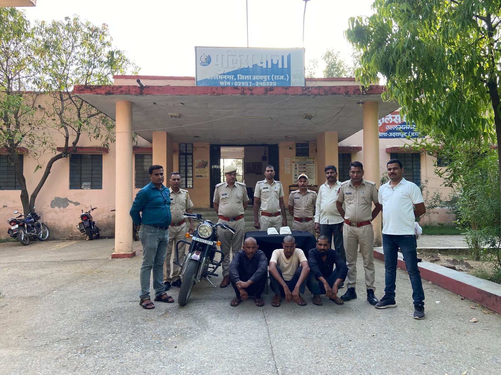 वल्लभनगर थाना पुलिस ने महिला के साथ मिलकर हनी ट्रैप में फसाने वाले गिरोह का किया पर्दाफाश, तीन आरोपी गिरफ्तार