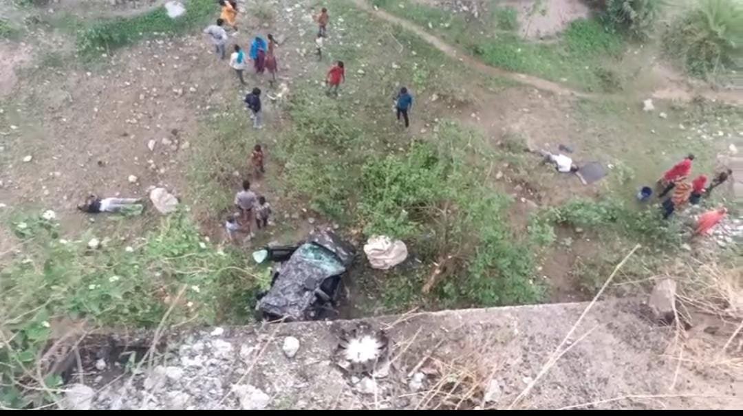 उदयपुर में तेज रफ्तार कार 60 फीट गहरी खाई में गिरी