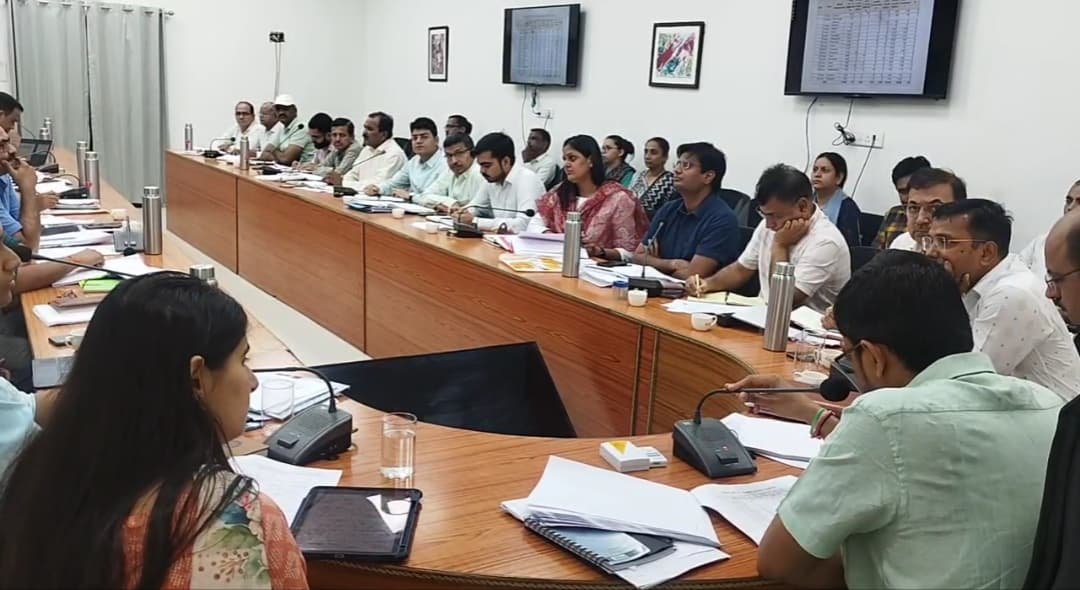 राजस्व अधिकारियों की बैठक: एनएफएसए आवेदनों एवं अवैध खनन पर कलेक्टर ने दिए सख्त निर्देश