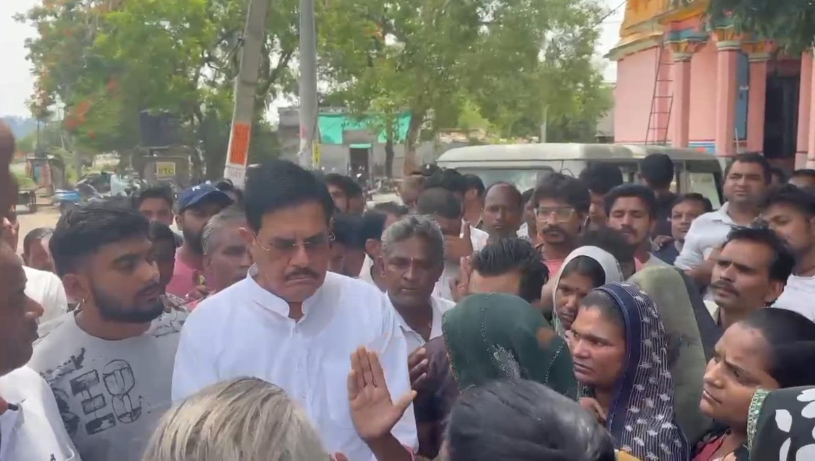 छोटीसादड़ी में पुलिस की मनमानी, बेगुनाह को लिया हिरासत में, मुख्यमंत्री और आला अधिकारियों से कार्रवाई की मांग
