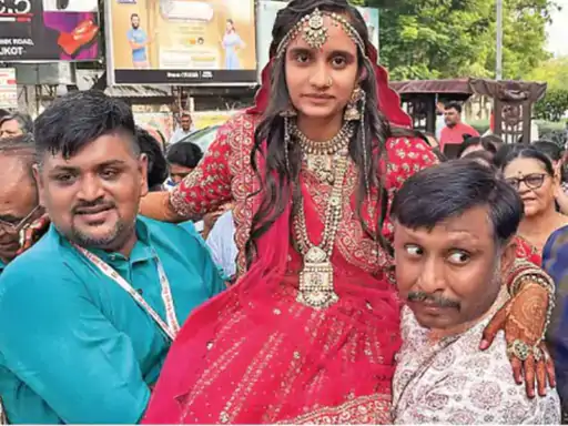 गुजरात में 20 साल की राजपूत लड़की ने ली जैन दीक्षा, कहा- पिछले जन्म का कोई लेन-देन होगा, जिससे जैन धर्म मिला