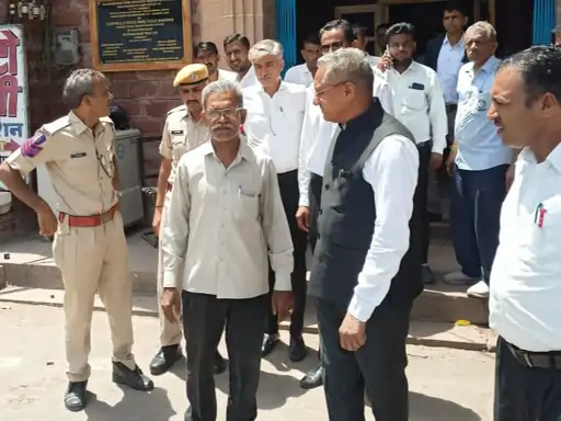 पुराने हाई कोर्ट में फर्जी वकील बनकर कर रहा था पैरवी, संगठन ने पकड़ा और पुलिस को सौंपा !