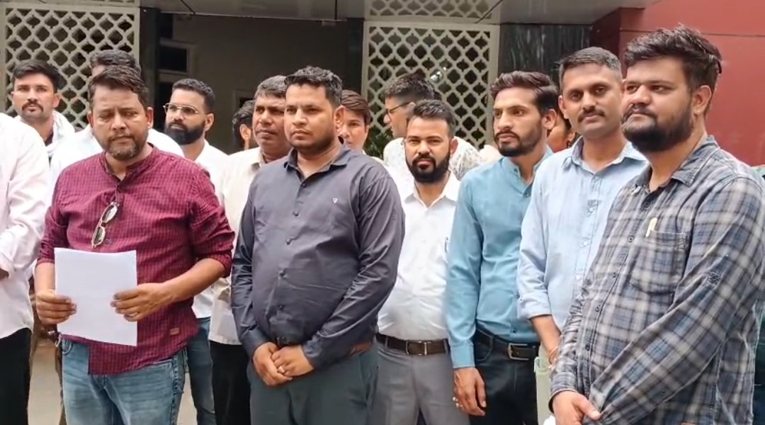 पटवारी पर हमला: सरपंच पति रवि गर्ग के खिलाफ सख्त कार्रवाई की मांग, पटवार संघ ने दिया ज्ञापन