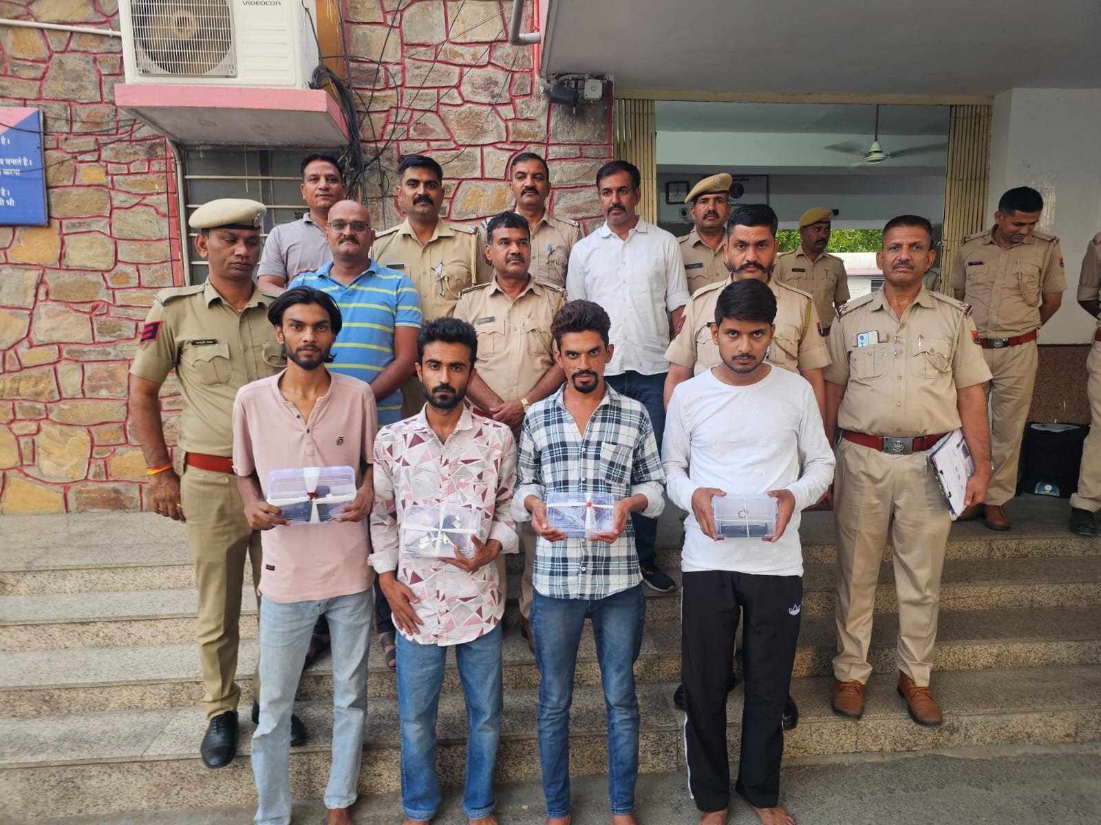 उदयपुर पुलिस की बड़ी कार्रवाई, अवैध हथियारों के साथ चार आरोपी गिरफ्तार