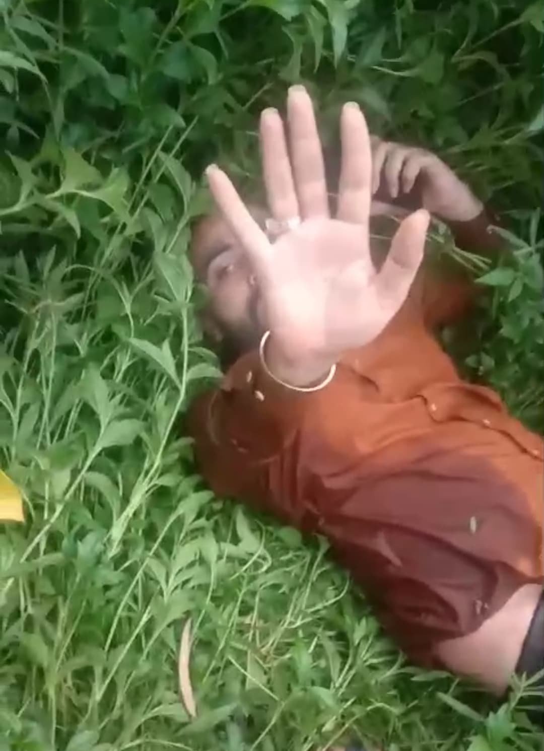 दूध तलाई पर नशे में धुत पर्यटक का हंगामा, महिलाओं से की छेड़छाड़: नाले में गिरा, लोगों ने निकाला बाहर