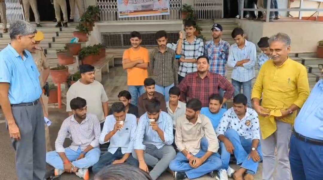 सुखाड़िया विश्वविद्यालय में छात्र आंदोलन सफल, प्रशासन ने मांगे मानी – त्रिभुवन सिंह और युवराज सिंह ने अनशन समाप्त किया