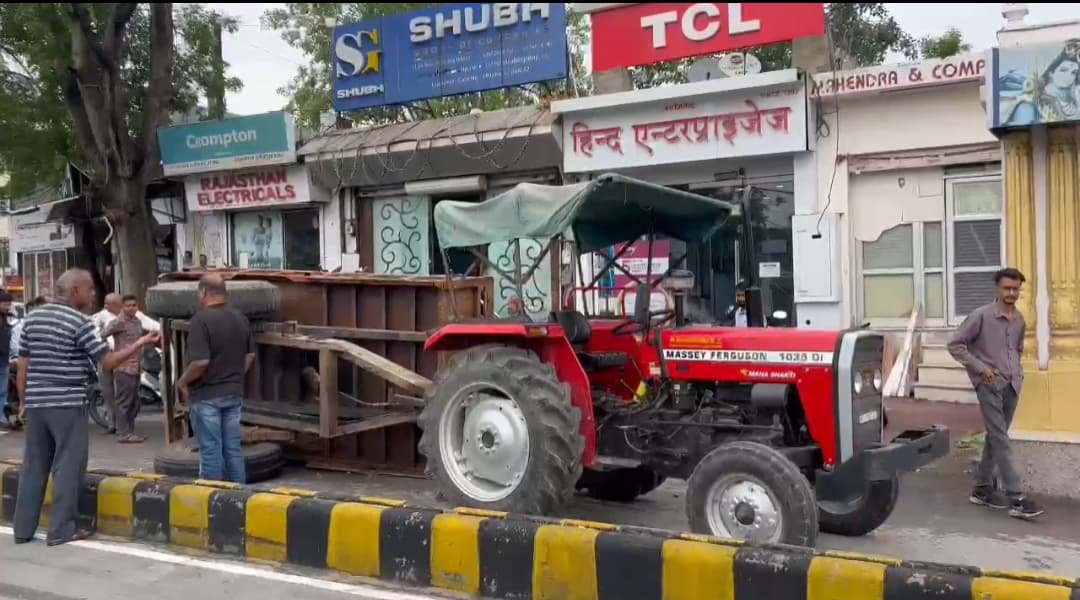 टाउन हॉल लिंक रोड पर बड़ा हादसा टला, मलबे से भरा ट्रैक्टर सड़क किनारे खड़ी कार पर पलटा