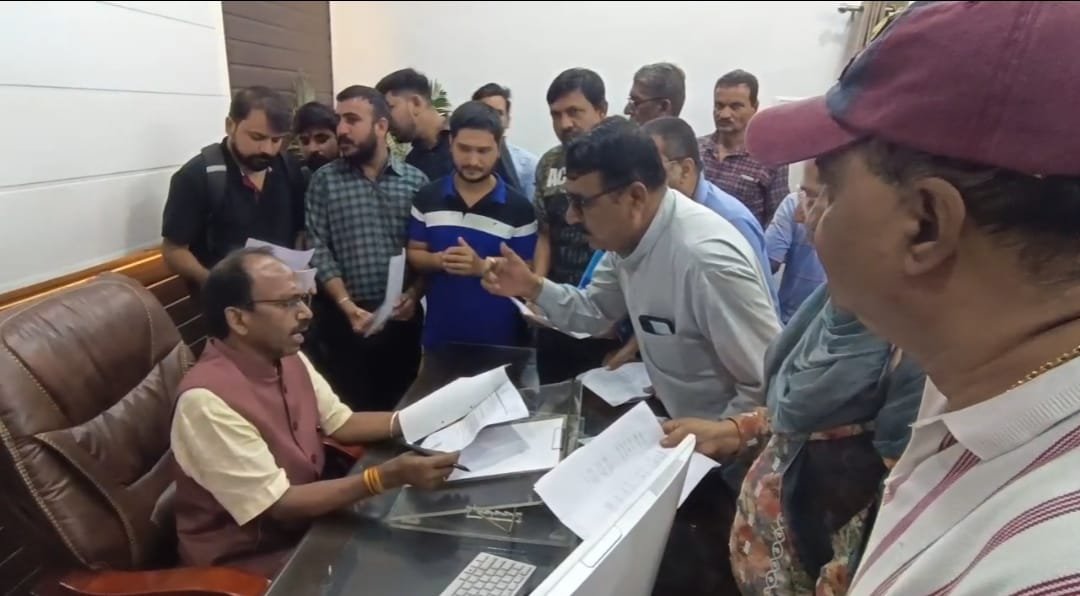सल्लाड़ा विकास मंच ने सांसद मन्नालाल रावत को सौंपा ज्ञापन, जयसमंद रोड रेलवे स्टेशन को मुख्य स्टेशन घोषित करने की मांग