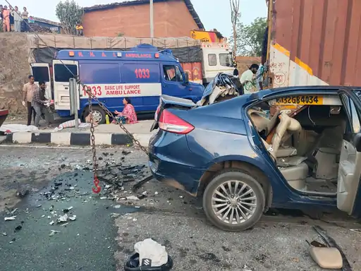 गुजरात के बिजनेसमैन सहित 2 की मौत,ट्रक में घुसी कार, गाड़ी का अगला हिस्सा चकनाचूर होने से फंसे घायल