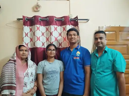 पानी पुरी खिलाने वाले के बेटे ने किया जेईई क्रेक