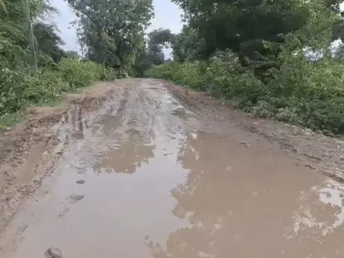बारिश से बह गया श्मशान का रास्ता, अंतिम यात्रा निकालना भी हुआ मुश्किल