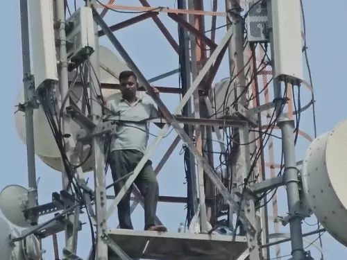 पदभार ग्रहण नहीं होने से नाराज सरपंच पति चढ़ा मोबाइल टावर पर, 9 घंटे का हाईवोल्टेज ड्रामा