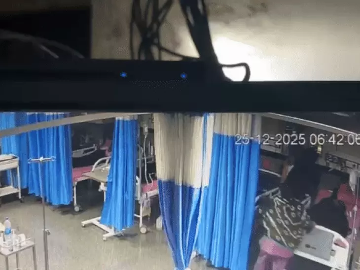  शहर के हिरण मगरी थाना क्षेत्र स्थित कनक हॉस्पिटल में गुरुवार को एक दिल दहला देने वाली घटना सामने आई। हॉस्पिटल के जनरल वार्ड में भर्ती एक पुरुष मरीज ने पास के बेड पर लेटी युवती पर अचानक कैंची से जानलेवा हमला कर दिया। इस हमले में युवती के सिर और सीने पर चोटें आई हैं। घटना का रोंगटे खड़े कर देने वाला सीसीटीवी (CCTV) फुटेज भी सामने आया है। 
