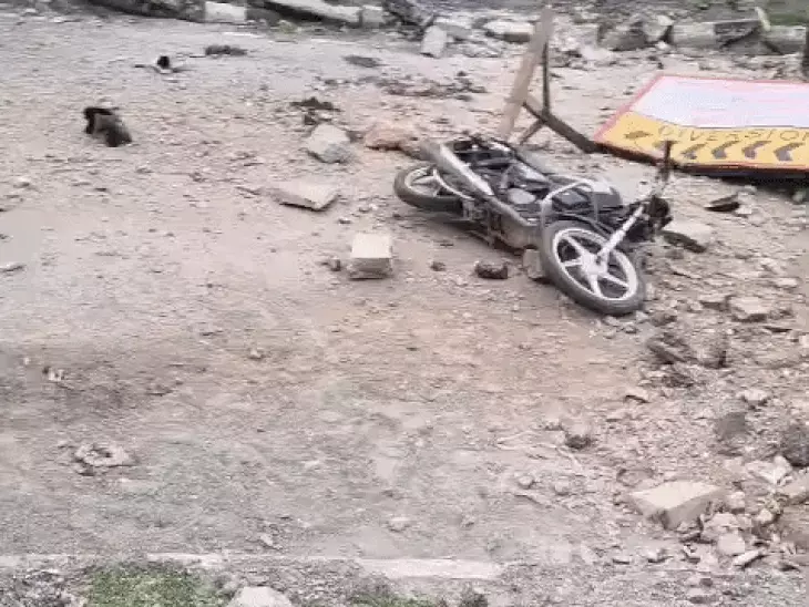 उदयपुर-अहमदाबाद नेशनल हाईवे पर दर्दनाक हादसा: मिट्टी के ढेर से टकराई बाइक, शिक्षक भर्ती परीक्षा देने जा रहे 25 वर्षीय युवक की मौके पर ही मौत