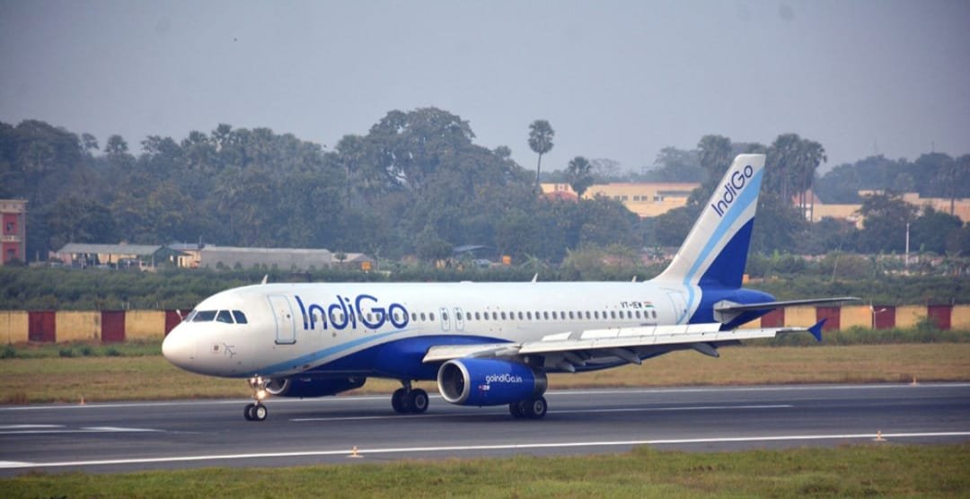 ✈️ बेंगलुरु एयरपोर्ट पर इंडिगो फ्लाइट की लैंडिंग के दौरान रनवे से टकराया पिछला हिस्सा