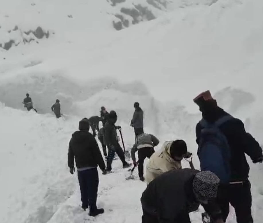 उत्तर भारत में बारिश और बर्फबारी का कहर, 136 पर्वतारोही फंसे; यूपी-बिहार में बाढ़