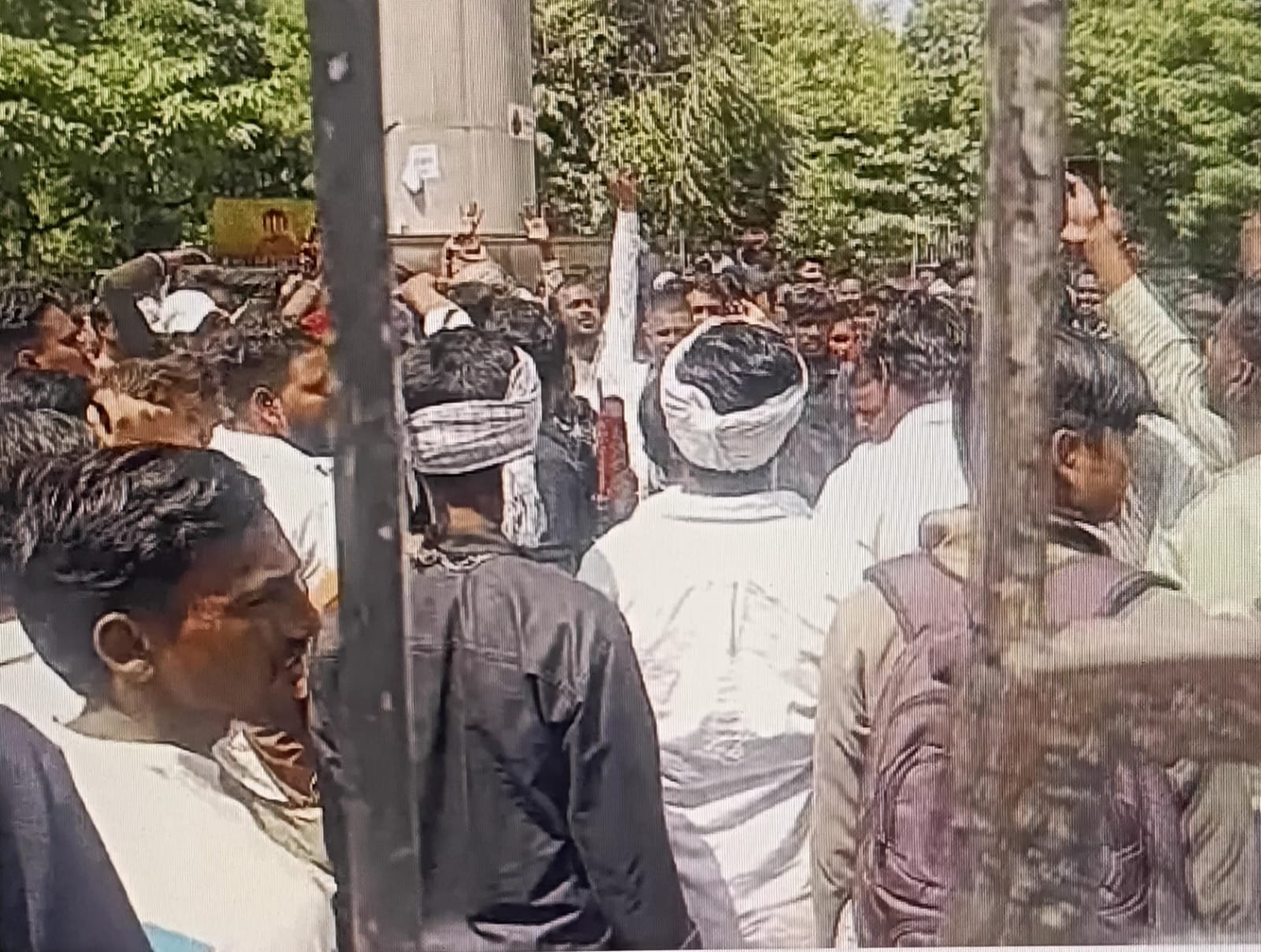 उदयपुर में गवरी नृत्य पर टिप्पणी के विरोध में प्रदर्शन, कलेक्ट्री पर दिया धरना