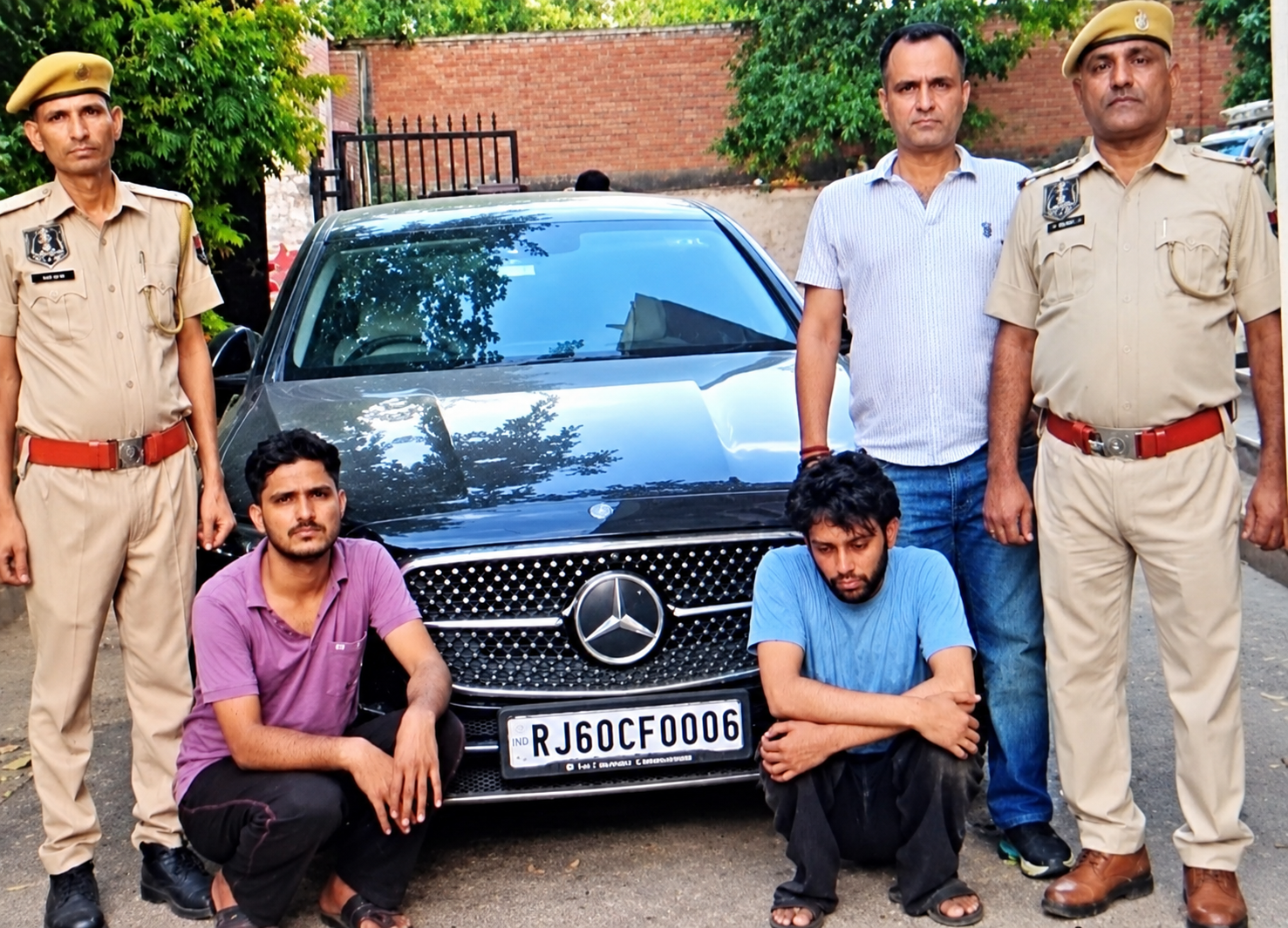 जयपुर में 100 करोड़ की ठगी के मामले में दो वांटेड बदमाश गिरफ्तार, लग्जरी कार जब्त
