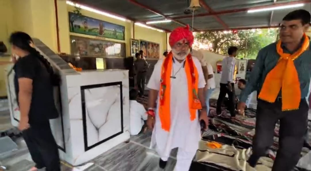 उदयपुर में अनोखा चुनावी प्रण, जीत के बाद पहनाए जूते