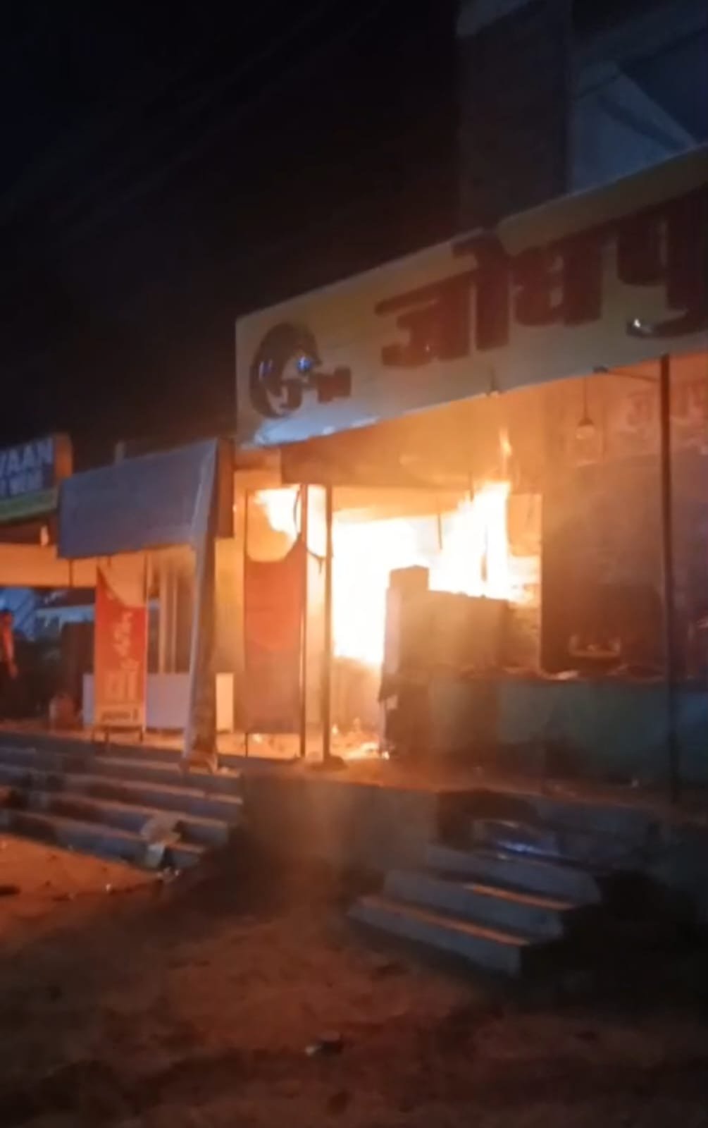 सेक्टर-14 में मेडिकल स्टोर में भीषण आग, 10 मिनट में दुकान का अधिकांश सामान जलकर खाक