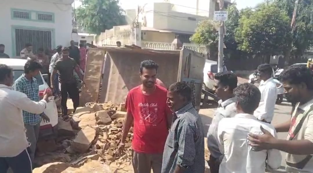 यूनिवर्सिटी रोड पर पत्थरों से भरी ट्रैक्टर-ट्रॉली पलटी, मजदूर घायल, कार क्षतिग्रस्त